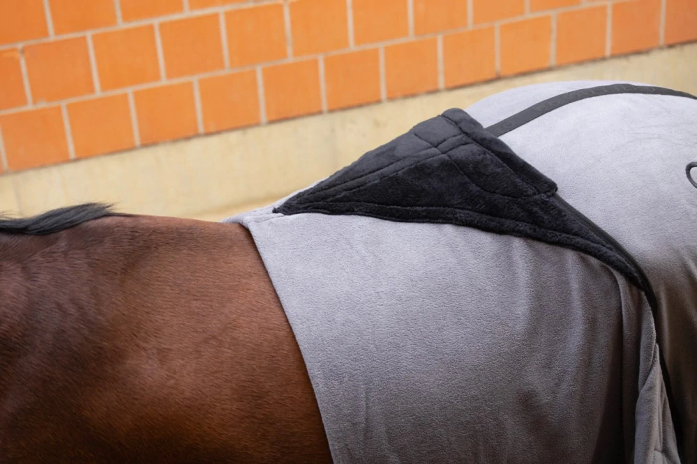 Odpocovací deka Covalliero AW 2025/26, šedá