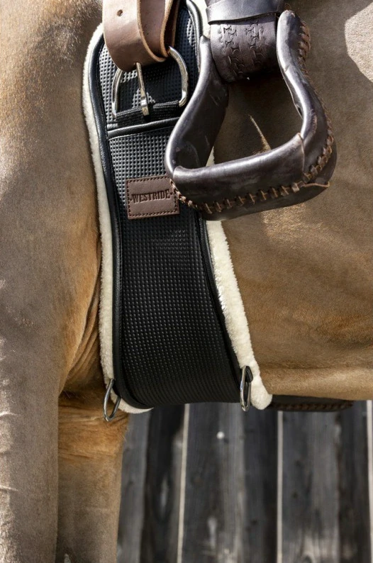 Westernový podbřišník s umělým beránkem Westride