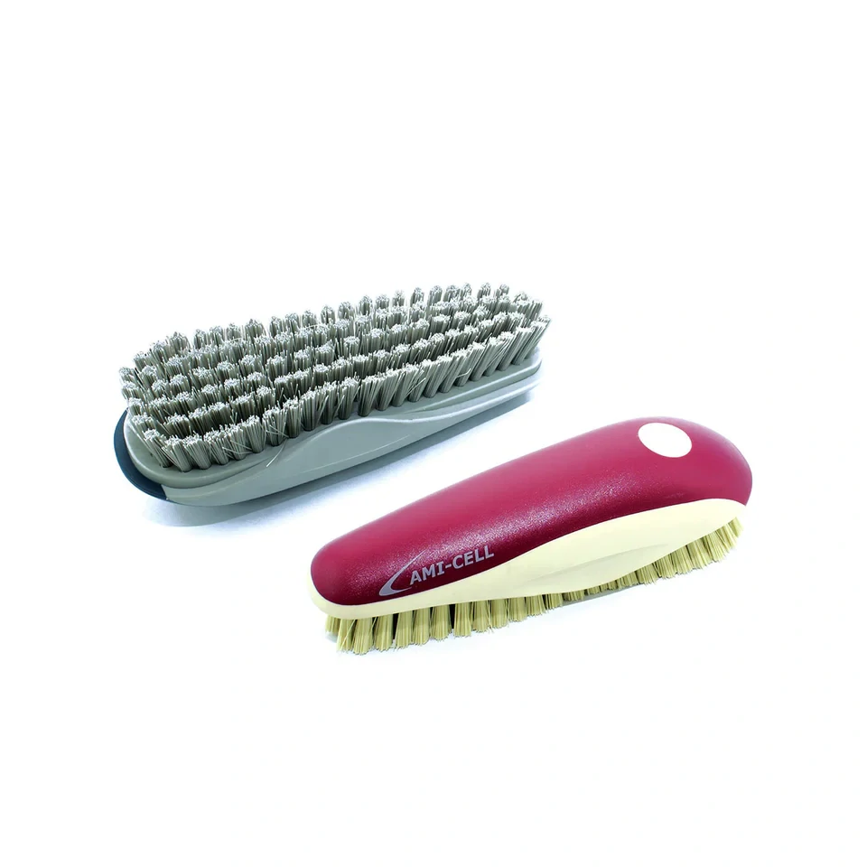 Kartáč Lamicell s gumovou rukojetí a krátkými štětinami