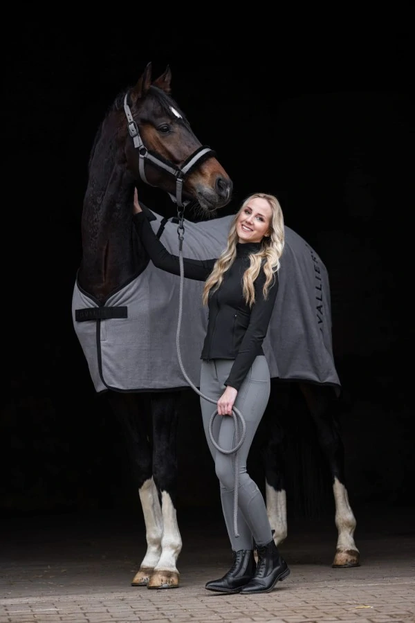 Odpocovací deka Covalliero AW 2025/26, šedá