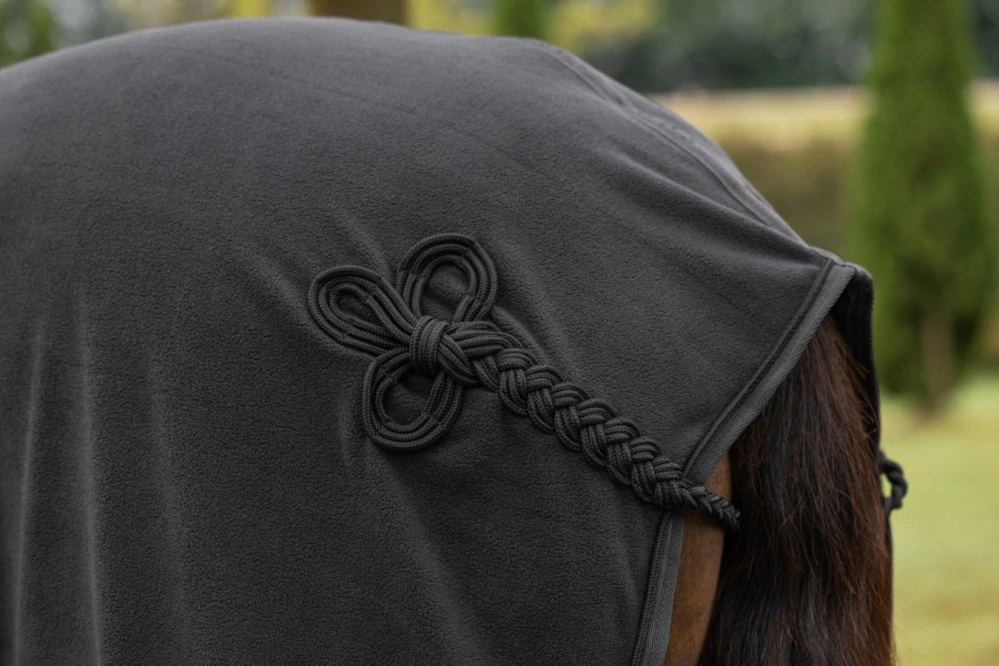 Odpocovací deka Covalliero Anniversary, tmavě šedá