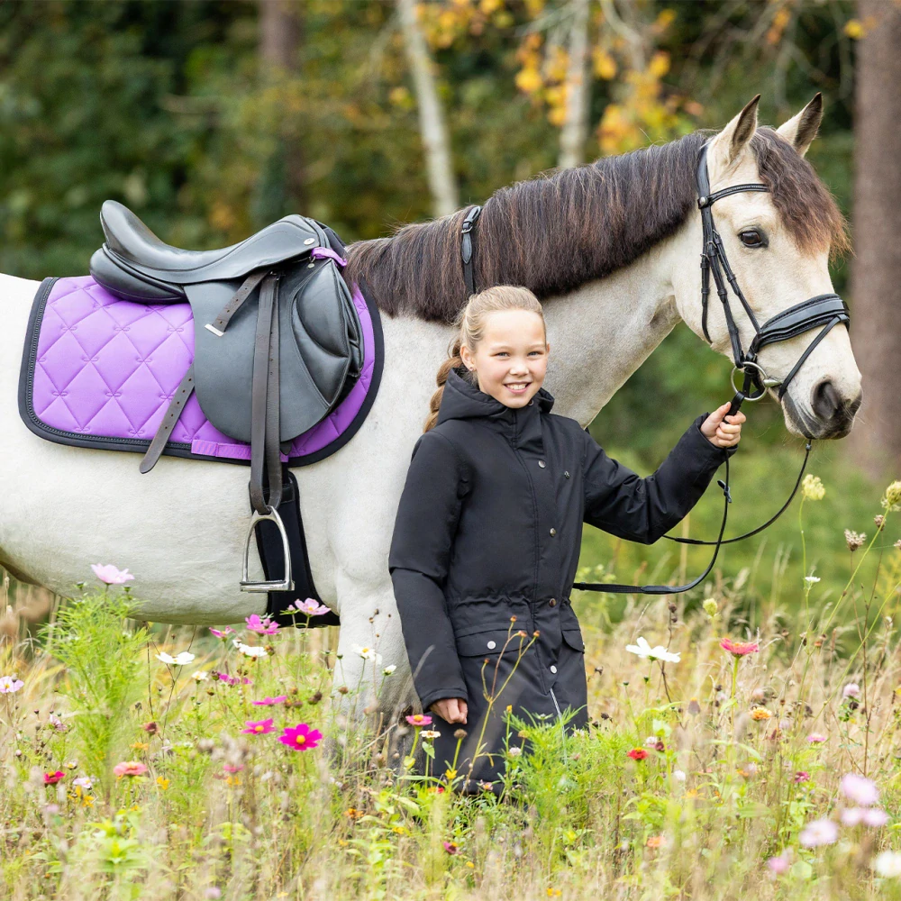 Podsedlová dečka QHP Livora, AW 26/27, fialová, VS