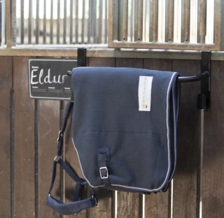 Závěsný věšák - držák na deky a dečky, nastavitelný