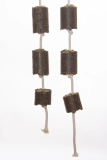 Závěsná, zdravá, 100% přírodní hračka s vičencem (pícnina) a zeleninovými kousky, balení 2kg - 2 kusy