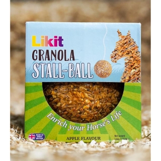 Pochoutka LIKIT Stall Ball, jablečná, 1,6 kg